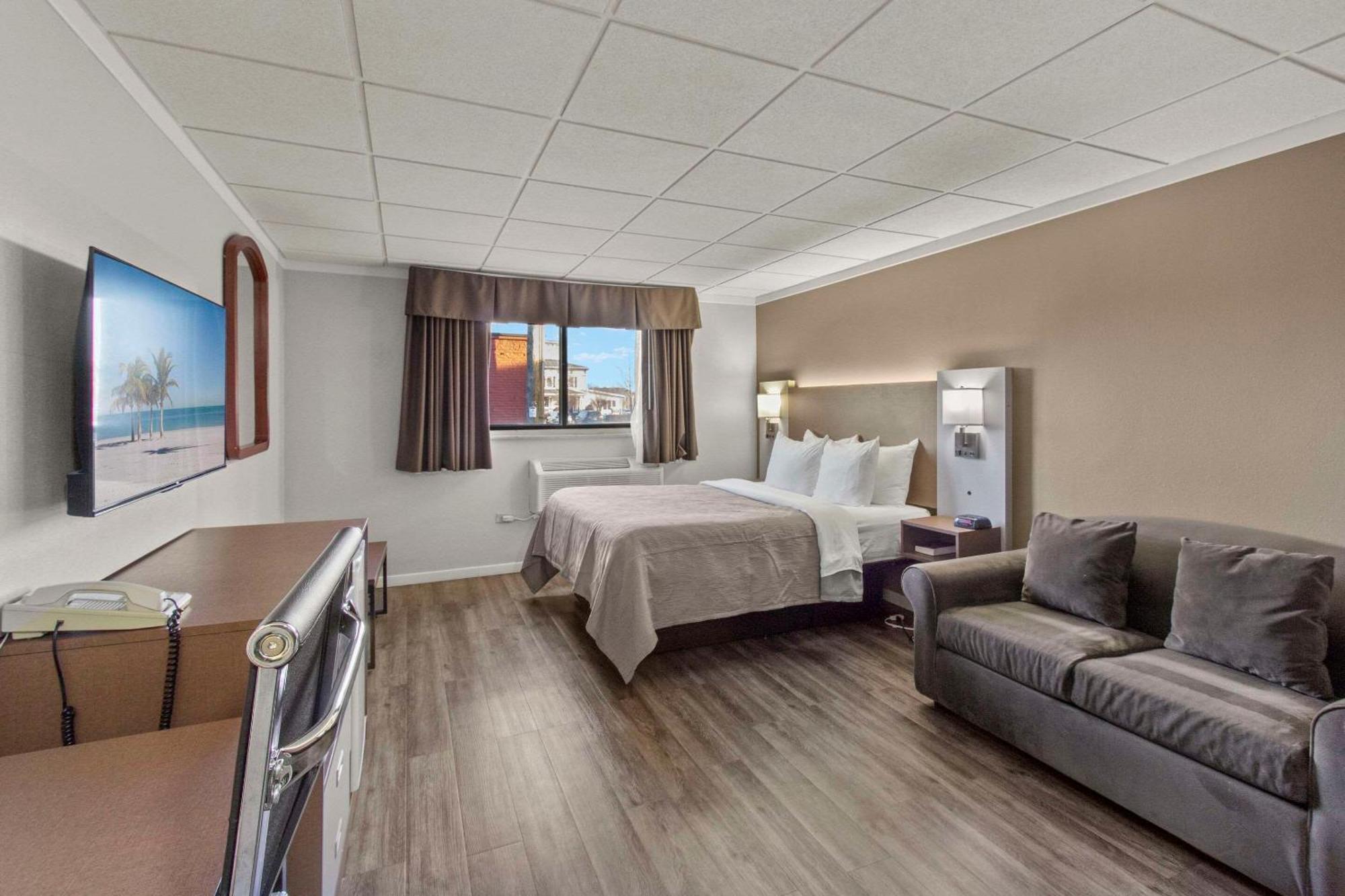 Quality Inn & Suites Downtown Грийн Бей Екстериор снимка