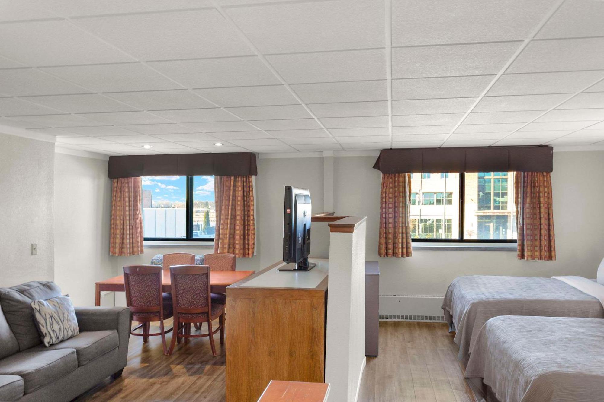 Quality Inn & Suites Downtown Грийн Бей Екстериор снимка