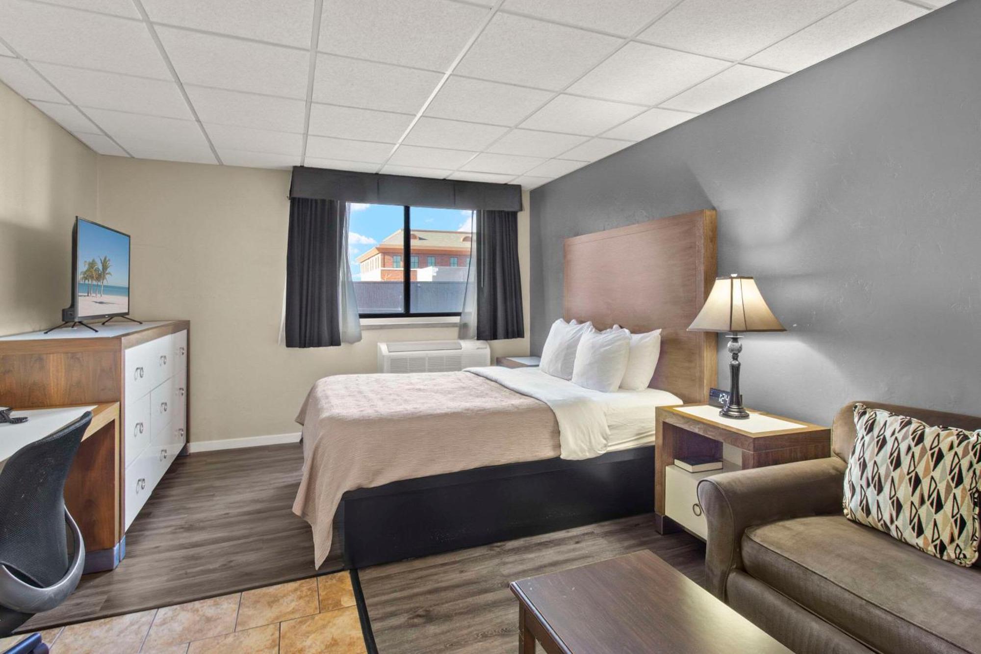 Quality Inn & Suites Downtown Грийн Бей Екстериор снимка