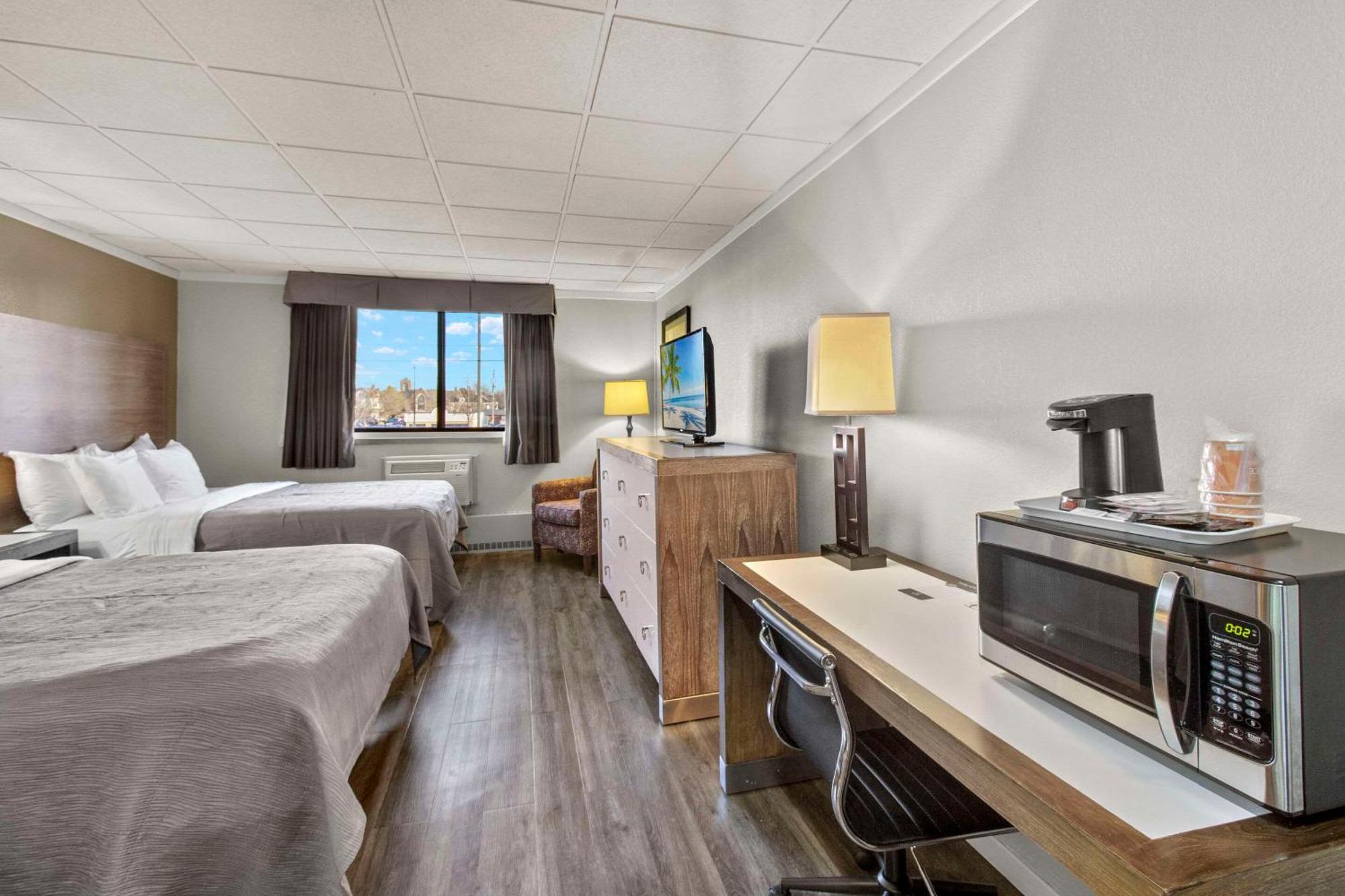Quality Inn & Suites Downtown Грийн Бей Екстериор снимка