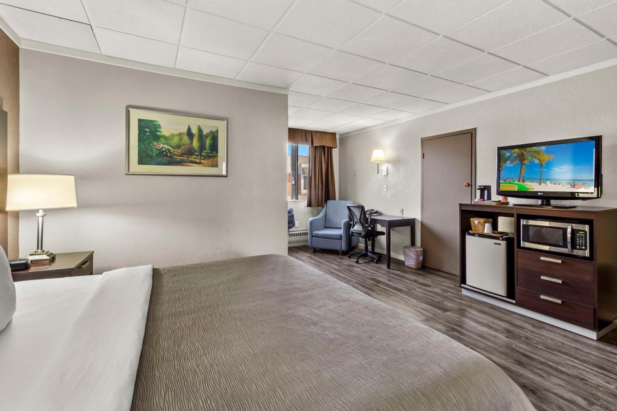 Quality Inn & Suites Downtown Грийн Бей Екстериор снимка